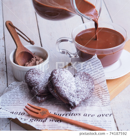 將心形蛋糕和巧克力飲料倒入杯中 74187592