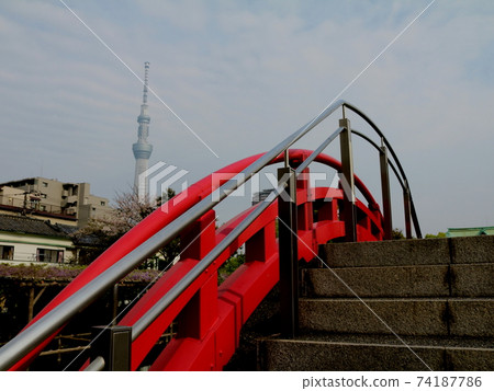 龜戶天神神社太古橋和東京晴空塔：位於東京江東區龜戶 74187786