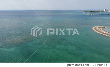Photographing the blue sea of Okinawa from the sky 74190411