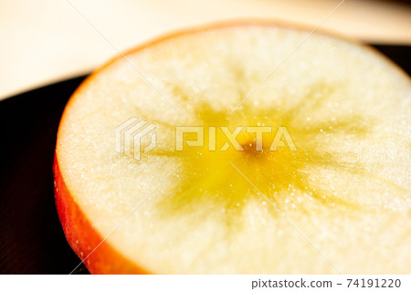 Sliced phantom apple (komitsu) 74191220