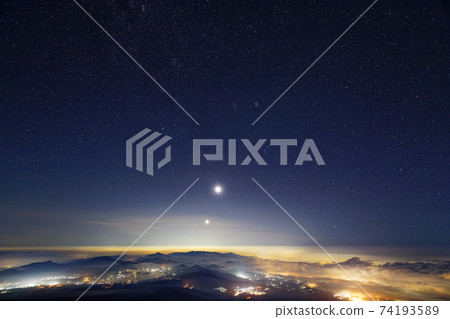 富士山和會安山的夜景，星空和初升的月亮，金星 74193589