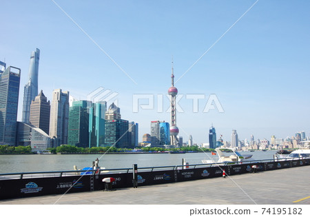 上海市浦東新區的摩天大樓和巡洋艦 上海市浦東新區的摩天大樓和巡洋艦 74195182