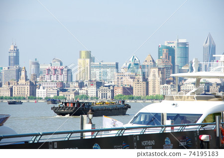 上海外灘建築和黃浦江船 上海外灘建築和黃浦江船 74195183