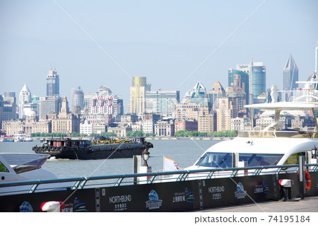 上海外灘建築和黃浦江船 上海外灘建築和黃浦江船 74195184