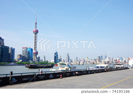 上海市浦東新區的摩天大樓和巡洋艦 上海市浦東新區的摩天大樓和巡洋艦 74195186