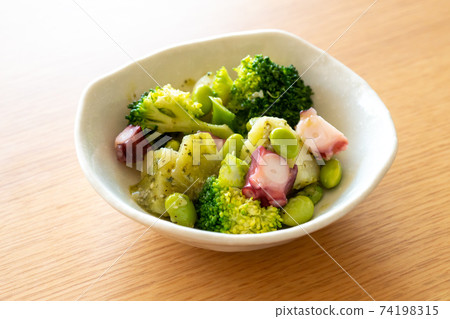 章魚，西蘭花，土豆，毛豆羅勒沙拉 74198315