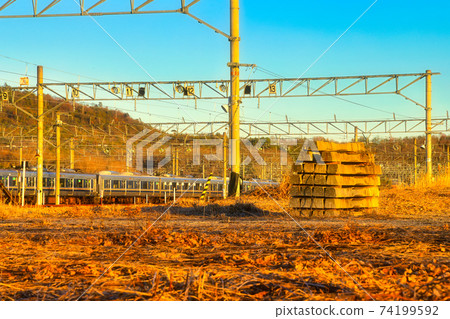在急忙回家之前進行運行維護的夕陽和207系列的新三田電鐵路線沐浴 74199592