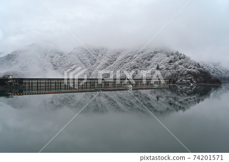 Fantastic snow scene of Lake Okutama and Okochi Dam 74201571