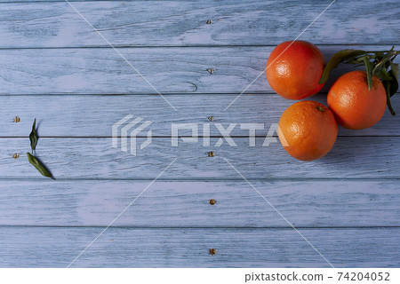 Various oranges on wooden floor 74204052