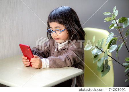 學習的女孩，當看智能手機時 74205091