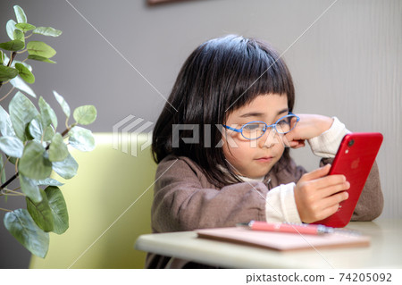 學習的女孩，當看智能手機時 74205092