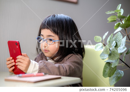 學習的女孩，當看智能手機時 74205096