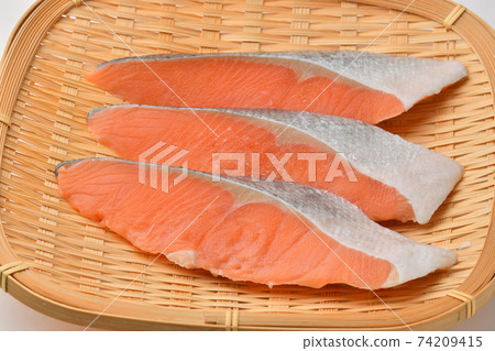 Salmon fillet 74209415