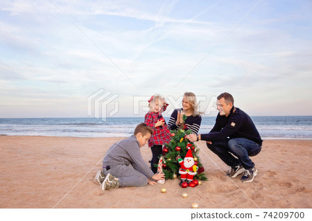 Final touches for Christmas party on the beach 74209700