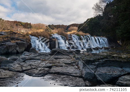 在菊池峽下游流淌著大量水的橫ko的壯麗景色 74211105