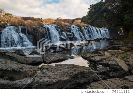 A spectacular view of Yokotaki, which has abundant water flowing downstream of the Kikuchi Gorge A spectacular view of Yokotaki, which has abundant water flowing downstream of the Kikuchi Gorge 74211111