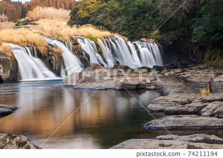 在菊池峽下游流淌著大量水的橫ko的壯麗景色 在菊池峽下游流淌著大量水的橫ko的壯麗景色 74211194