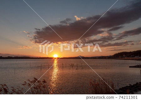 Mount Tsukuba [Oyazawa Park side] in the evening view of Hinuma in winter 74211301