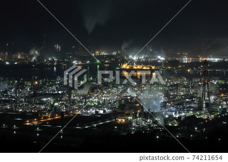 岡山縣倉敷市水島綜合工廠的美麗工廠夜景 岡山縣倉敷市水島綜合工廠的美麗工廠夜景 74211654