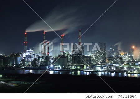 岡山縣倉敷市水島綜合工廠的美麗工廠夜景 岡山縣倉敷市水島綜合工廠的美麗工廠夜景 74211664