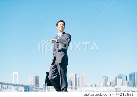 室外的商務人士 74212681