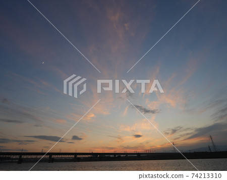 Kurume City, Fukuoka Prefecture Sunset waiting for the Chikugo River Fireworks Festival Kurume City, Fukuoka Prefecture Sunset waiting for the Chikugo River Fireworks Festival 74213310