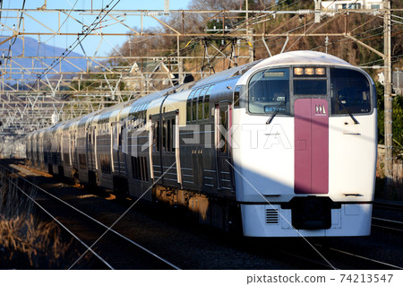 215 series Shonan Liner 10 cars going on the Tokaido Line in the early morning 215 series Shonan Liner 10 cars going on the Tokaido Line in the early morning 74213547