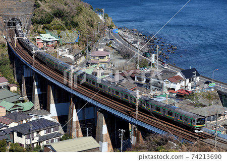 東海道本線的E231系列列車 東海道本線的E231系列列車 74213690