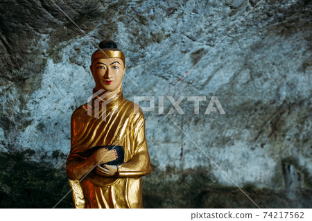 Buddha statue Buddha statue 74217562