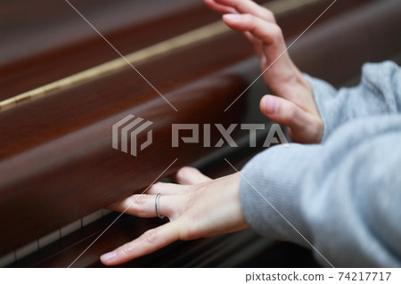 一位家庭主婦在打開和關閉鋼琴蓋時因捏手指而受傷 74217717