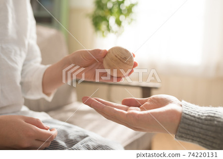 一個球體 手 夫婦 74220131