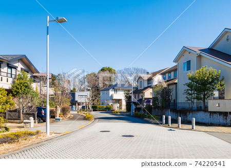 無電線桿的城鎮，郊區的居民區 74220541