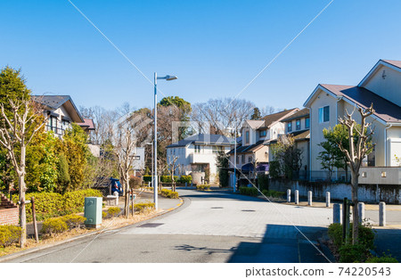 無電線桿的城鎮，郊區的居民區 74220543