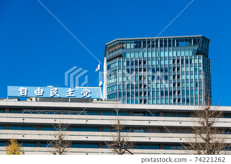 [藍天下的自由民主黨總部] 74221262