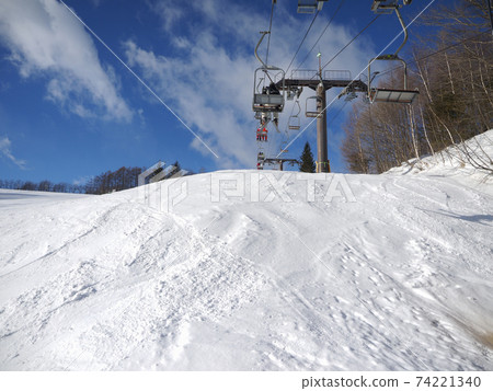 Scenery of a ski resort with a blue sky 74221340