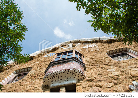 西班牙巴塞羅那奎爾公園的帶有瓷磚裝飾物的石頭建築 74222153
