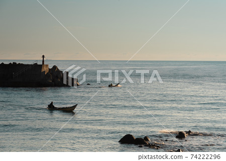 在海膽上釣魚的漁夫的風景/北海道洋市 74222296