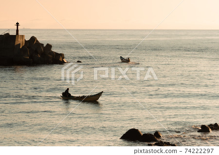 Scenery of a fisherman fishing on a sea urchin / Yoichi, Hokkaido Scenery of a fisherman fishing on a sea urchin / Yoichi, Hokkaido 74222297