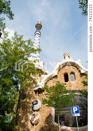 西班牙巴塞羅那奎爾公園的石頭建築,裝飾有明亮的瓷磚 西班牙巴塞羅那奎爾公園的石頭建築,裝飾有明亮的瓷磚 74222525