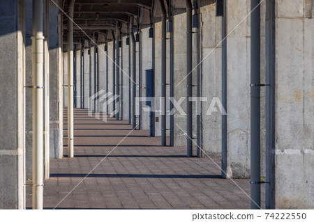 支撐立交橋及其陰影的支撐 支撐立交橋及其陰影的支撐 74222550