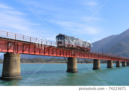 在紅橋上運行的黑色車輛 74223671