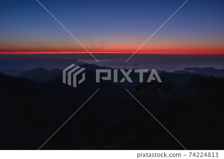 日出前地平線上有一條紅線，黎明漸漸拂曉 74224813