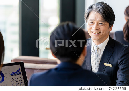 商人在辦公室有業務洽談 74227266