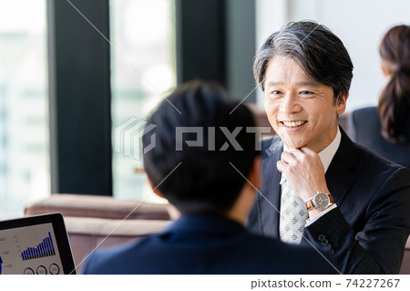 商人在辦公室有業務洽談 74227267