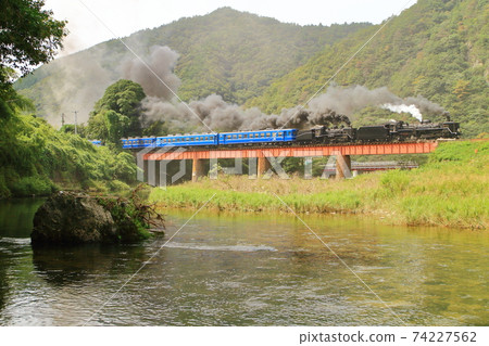 C57 SL 山口蒸汽機車行駛在山口縣的山巒間 | 蒸汽機車與鄉村風光 C57 SL 山口蒸汽機車行駛在山口縣的山巒間 | 蒸汽機車與鄉村風光 74227562