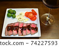 Red wine and roast beef snacks 74227593