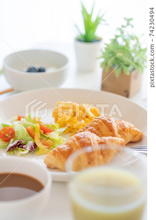 早餐羊角麵包，炒雞蛋和沙拉酸奶配藍莓咖啡綠汁 74230494