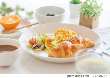 早餐羊角麵包，炒雞蛋和沙拉，藍莓酸奶，咖啡，綠汁，橙 74230713