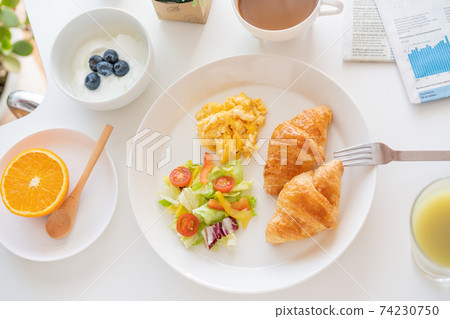 早餐羊角麵包，炒雞蛋和沙拉，藍莓酸奶，咖啡，綠汁，橙 74230750