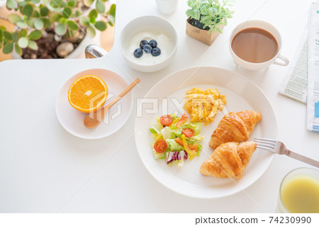 早餐羊角麵包，炒雞蛋和沙拉，藍莓酸奶，咖啡，綠汁，橙 74230990